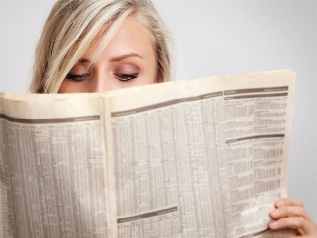 Foto ilustrativa de una mujer leyendo el periódico. Foto: Getty Images/narvikk