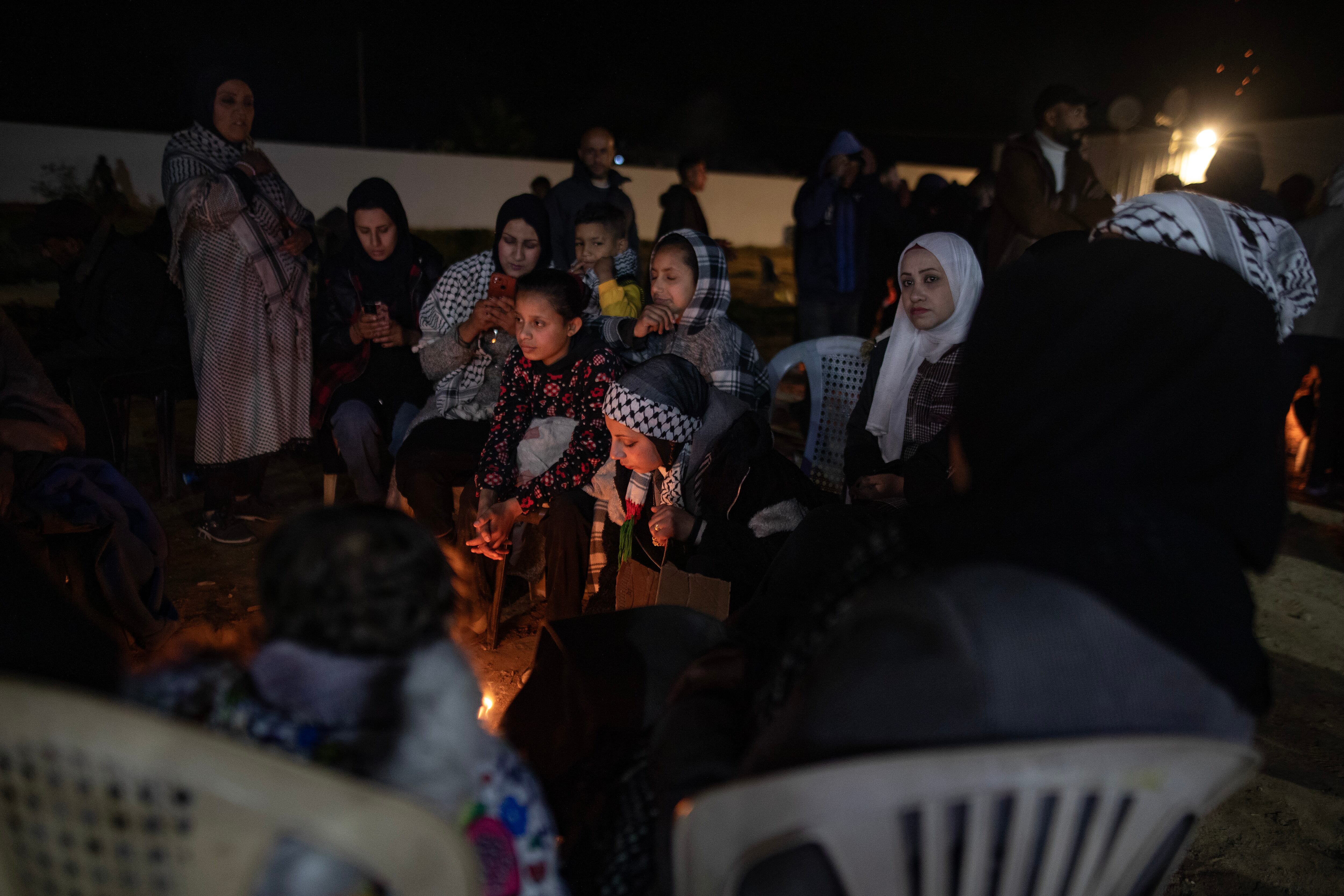 GAZA (-), 27/02/2025.- Palestinos esperan la liberación de sus familiares de las cárceles israelíes, en el Hospital Europeo de Khan Younis, sur de la Franja de Gaza.