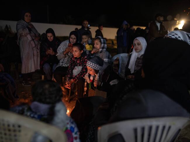 GAZA (-), 27/02/2025.- Palestinos esperan la liberación de sus familiares de las cárceles israelíes, en el Hospital Europeo de Khan Younis, sur de la Franja de Gaza.
