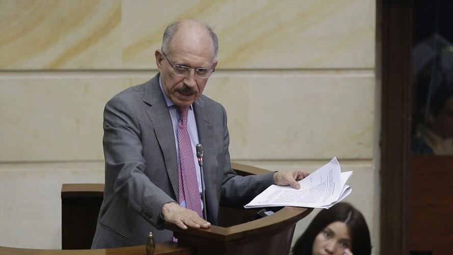 El senador aseguró que hay que dejar trabajar a la ministra Mabel Torres.. Foto: Colprensa