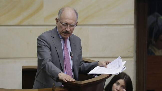 El senador aseguró que hay que dejar trabajar a la ministra Mabel Torres.. Foto: Colprensa