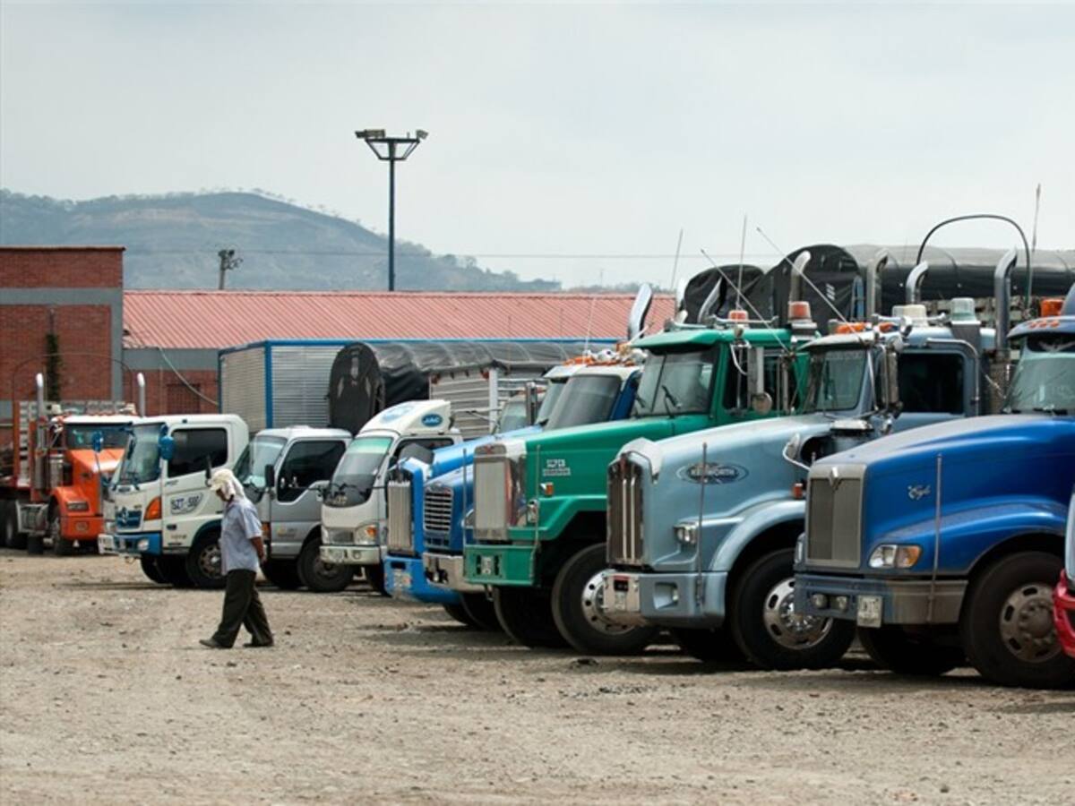 Comienza el paro camionero por alzas en las tarifas de peaje