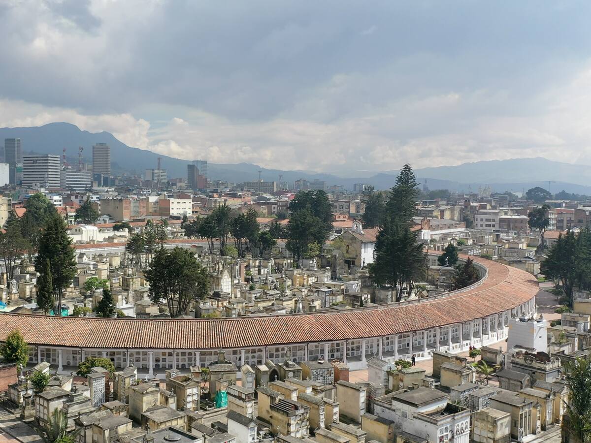 A pedazos se cae zona histórica del Cementerio Central de Bogotá