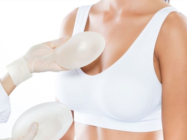 Qué es el síndrome de Asia y por qué lleva a las mujeres a retirar sus implantes mamarios