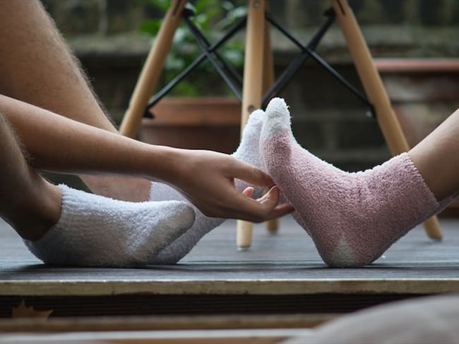 Según los científicos, al hacerse cosquillas a uno mismo se pierde la sensación de amenaza y el cerebro no entra en conflicto. Foto: Getty Images