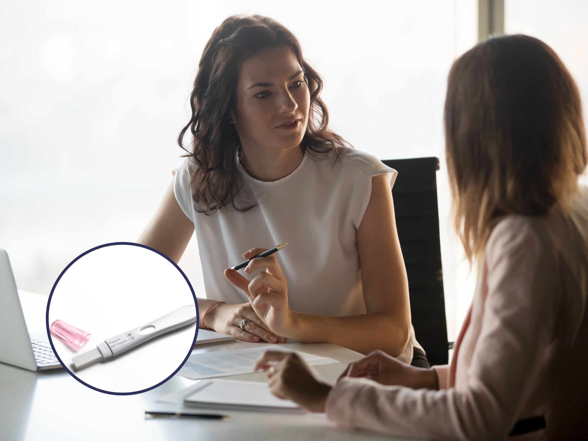 Mujer haciendo una entrevista de laboral o de trabajo para aspirar a un cargo en una compañía. En el círculo, la imagen de una prueba de embarazo / Fotos: GettyImages