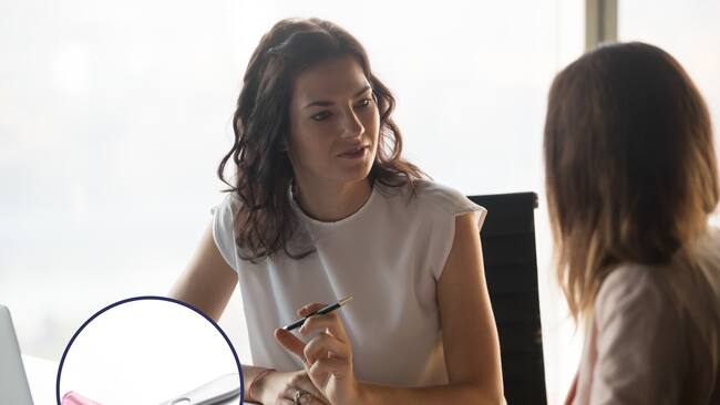 Mujer haciendo una entrevista de laboral o de trabajo para aspirar a un cargo en una compañía. En el círculo, la imagen de una prueba de embarazo / Fotos: GettyImages