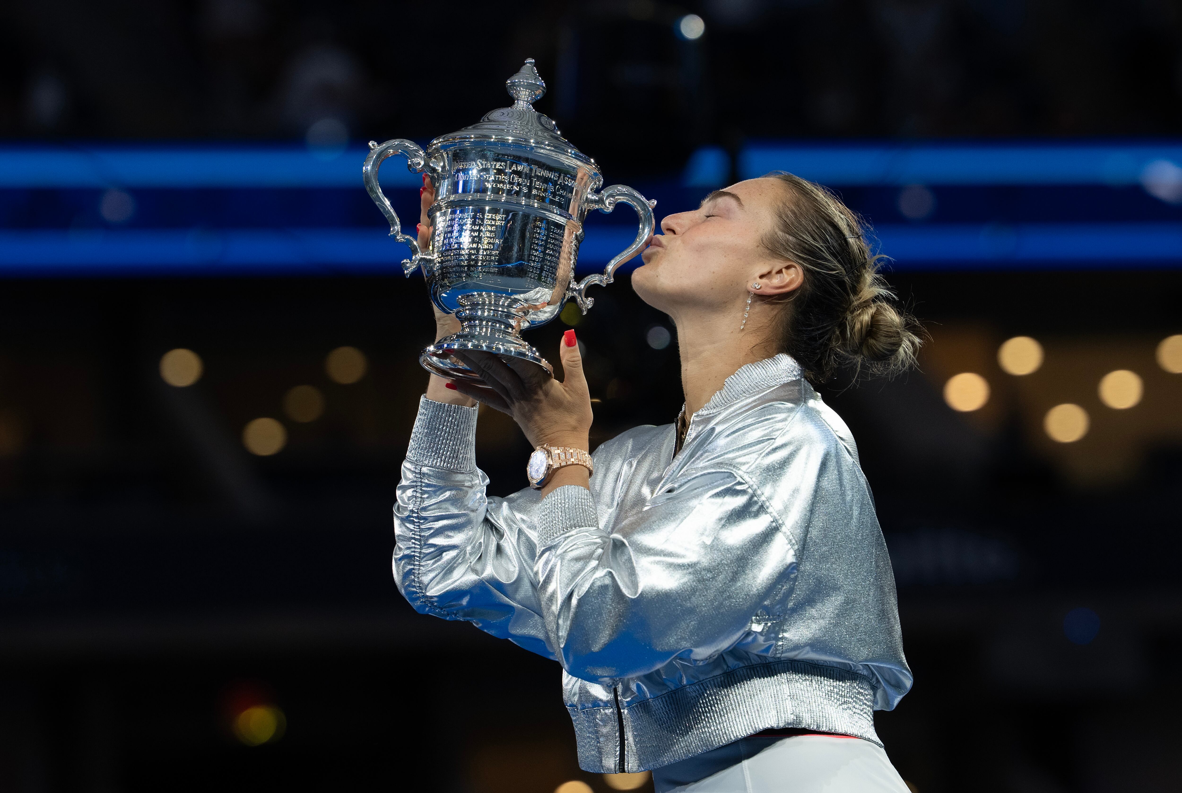 Aryna Sabalenka posa con el trofeo del US Open 2025. FOTO: Susan Mullane/ISI Photos/ISI Photos via Getty Images