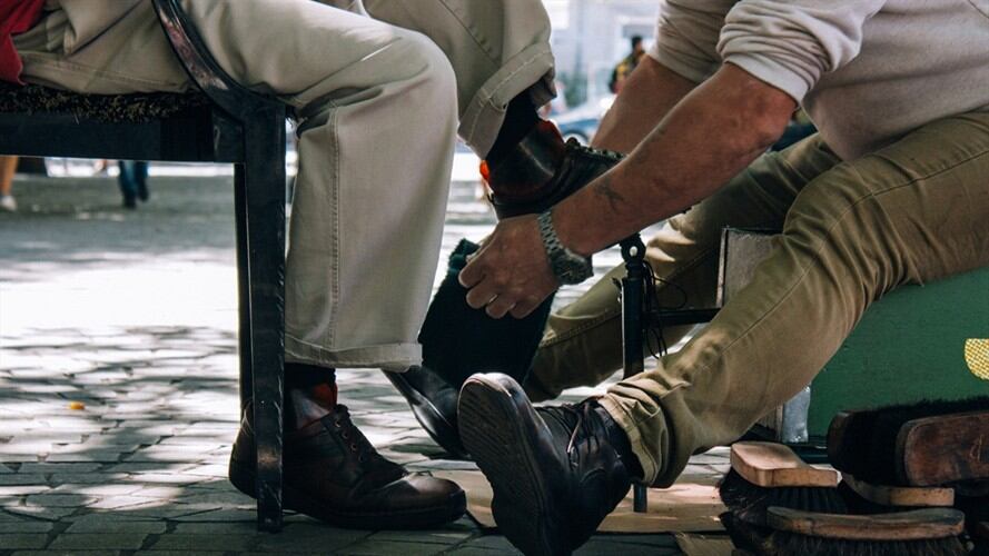 Joven recién graduada sorprende con homenaje a su padre embolador. Foto: Getty Images