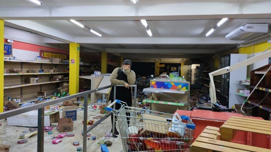 Una gerente de supermercados Justo y Bueno luego de enfrentarse con los vándalos y ver cómo quedó el local. Foto: La W