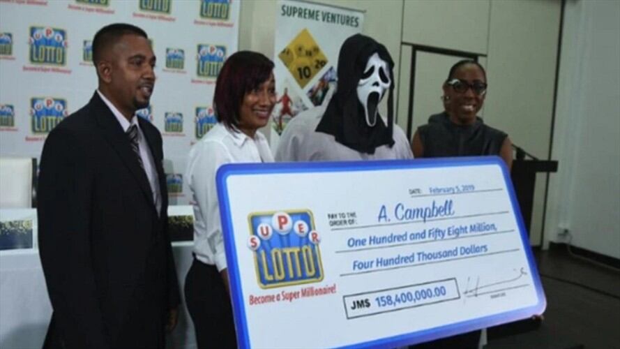 El hombre, de origen Jamaiquino, reclamó el premio usando la máscara de Ghostface, personaje de la película Scream.. Foto: Twitter