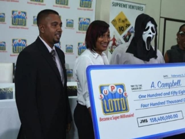 El hombre, de origen Jamaiquino, reclamó el premio usando la máscara de Ghostface, personaje de la película Scream.. Foto: Twitter