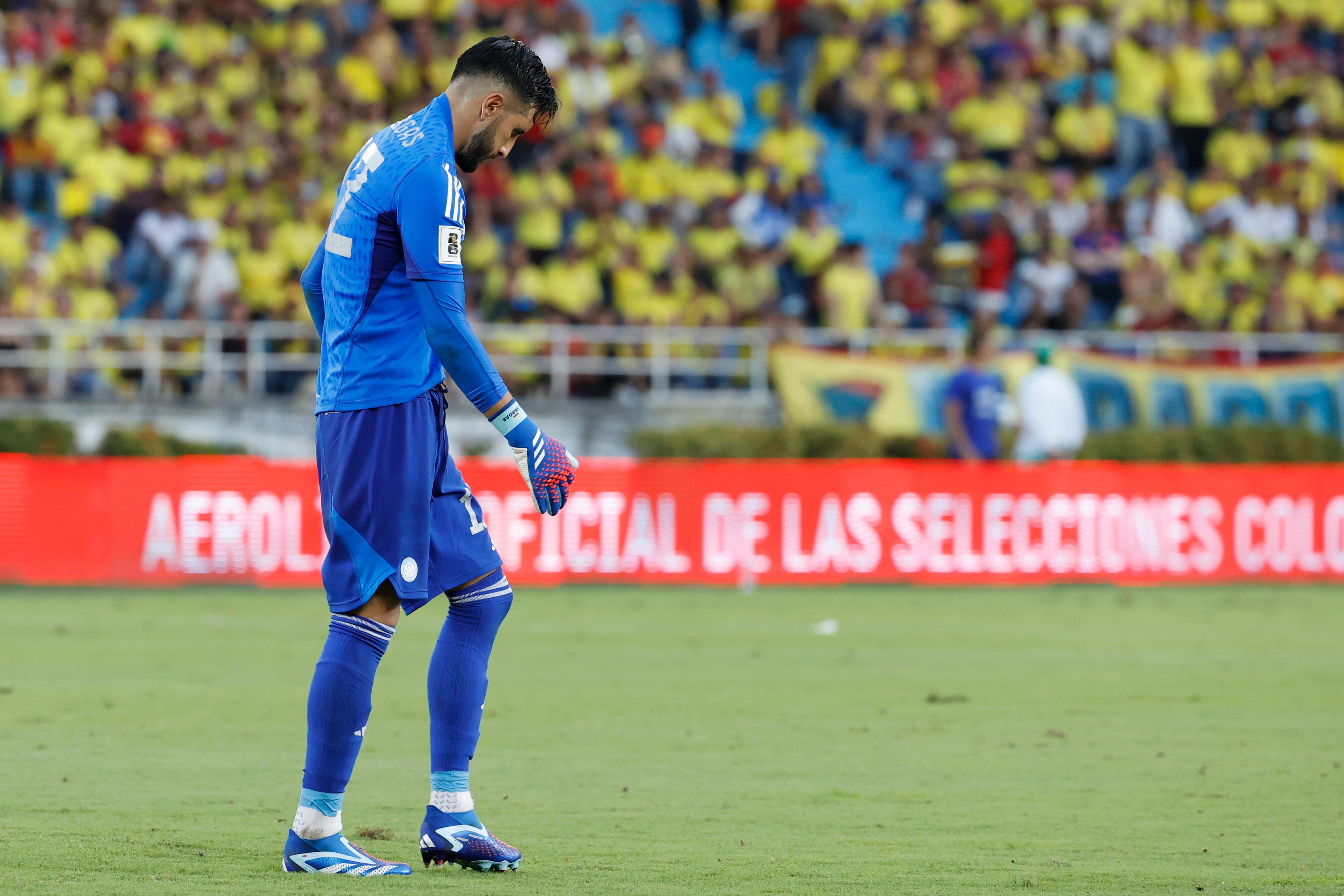 Camilo Vargas portero de Colombia sale expulsado este 12 de octubre en un partido de las Eliminatorias Sudamericanas para la Copa Mundial de Fútbol 2026 entre Colombia y Uruguay en el estadio Metropolitano en Barranquilla (Colombia). Foto: EFE/ Mauricio Dueñas Castañeda