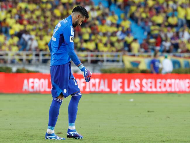 Camilo Vargas portero de Colombia sale expulsado este 12 de octubre en un partido de las Eliminatorias Sudamericanas para la Copa Mundial de Fútbol 2026 entre Colombia y Uruguay en el estadio Metropolitano en Barranquilla (Colombia). Foto: EFE/ Mauricio Dueñas Castañeda