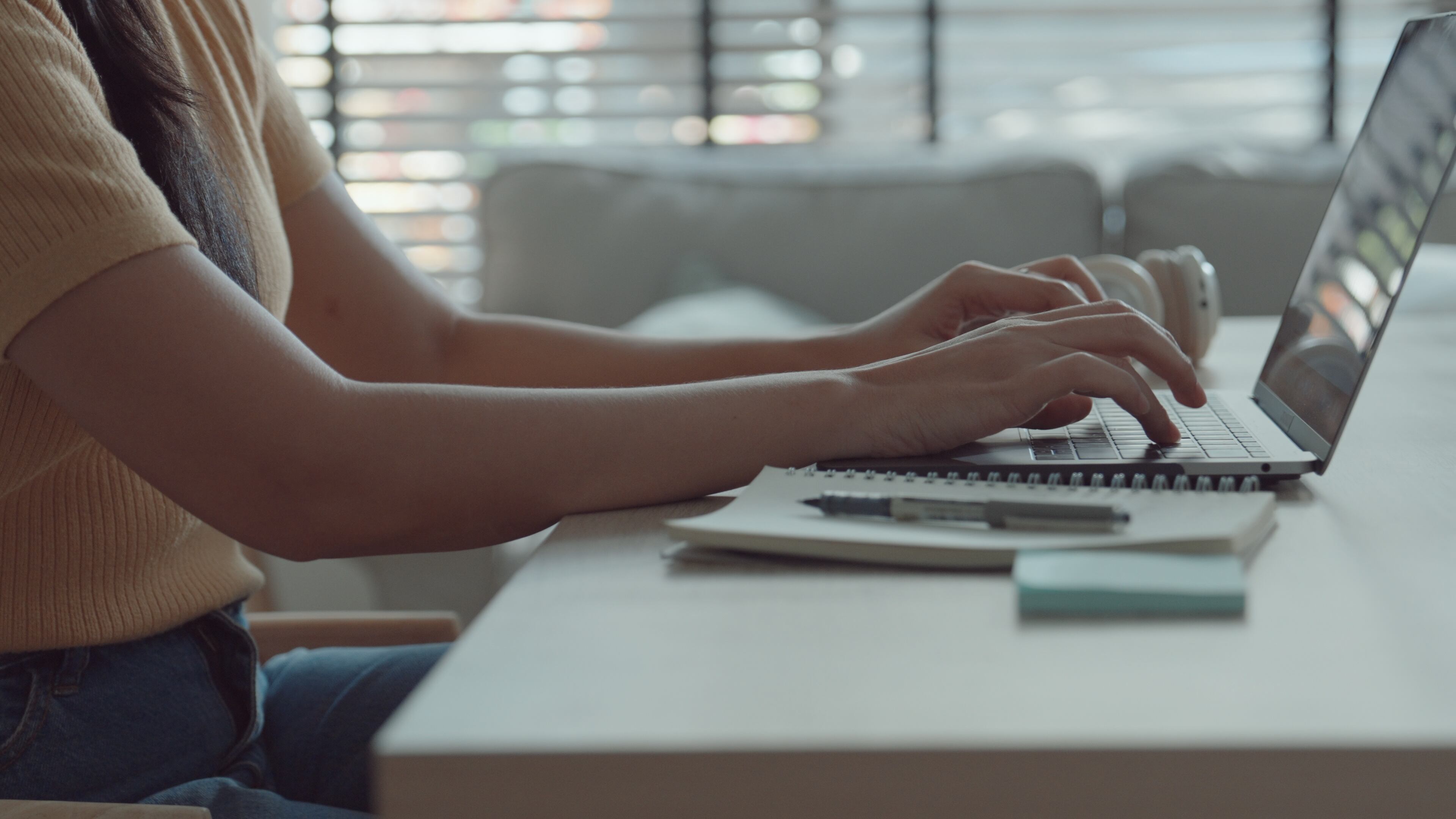 Mujer en un computador. I Foto: Getty Images.