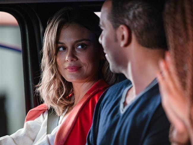 Conozca cómo saber si una mujer está coqueteando con usted