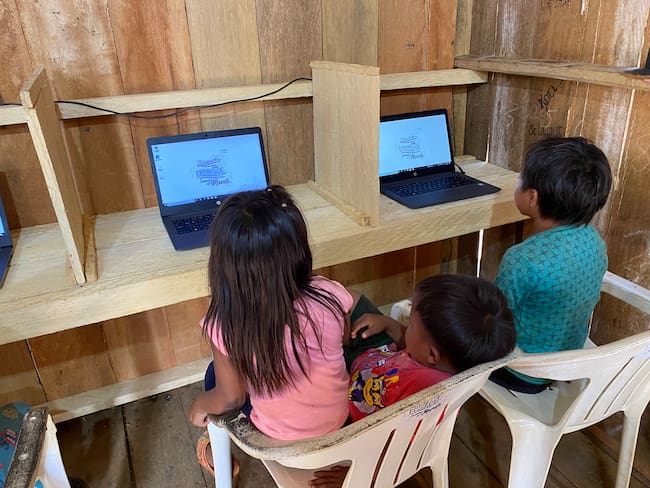 Comunidad indígena del Amazonas recibe por primera vez acceso a electricidad e internet