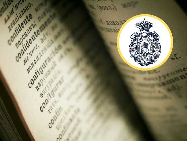 Diccionario en español. En el círculo, logo de la Real Academia Española (GettyImages / Redes sociales)