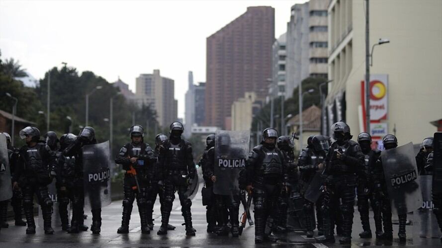 Esmad dispersa cacerolazo en el Parque Nacional de Bogotá. Foto: Colprensa