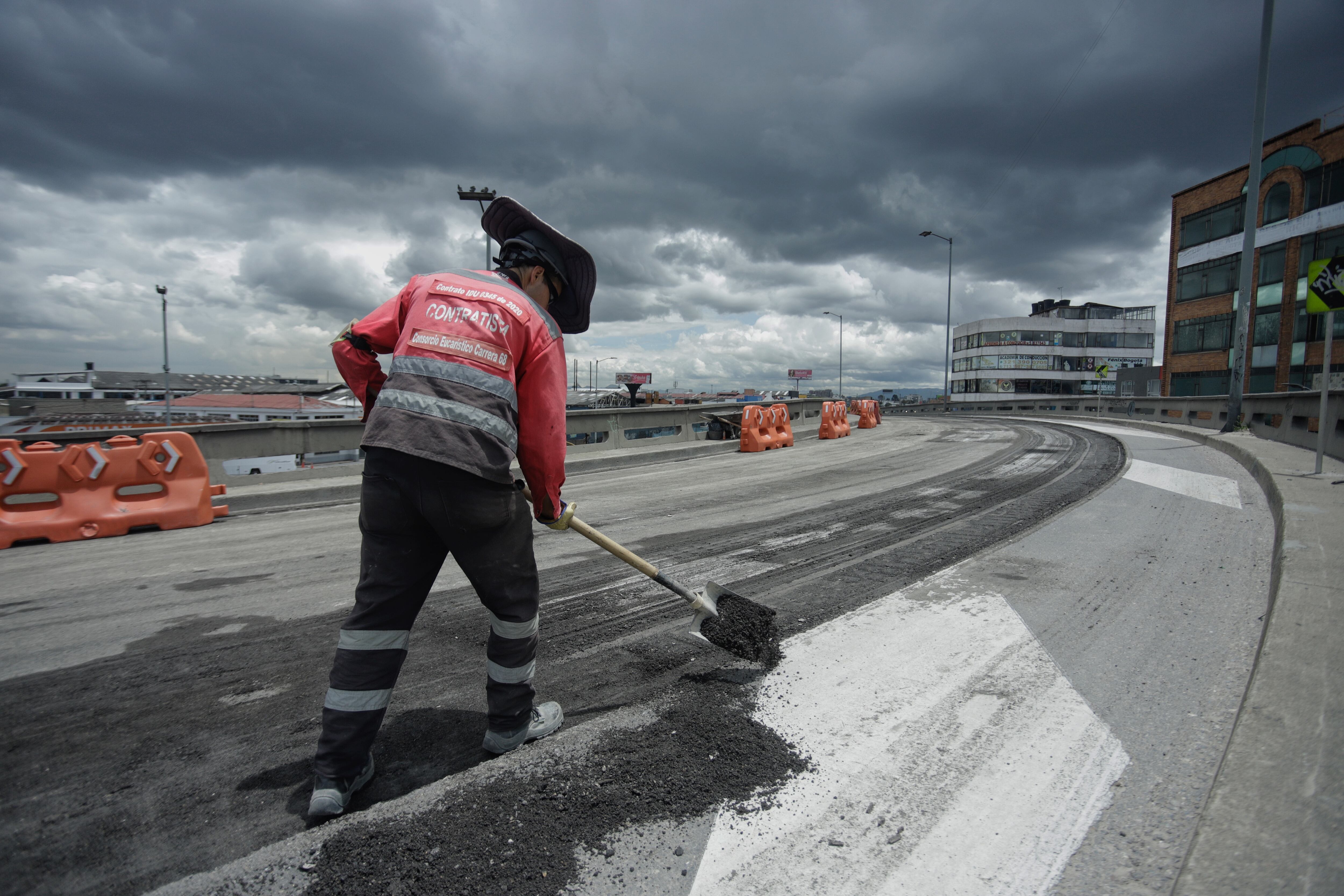 Trabajador de obras viales en Bogotá. Foto: Camila Díaz / Colprensa