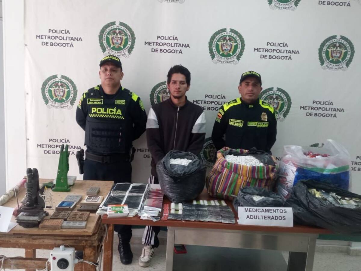 Policía descubre fábrica ilegal de medicamentos en Bogotá