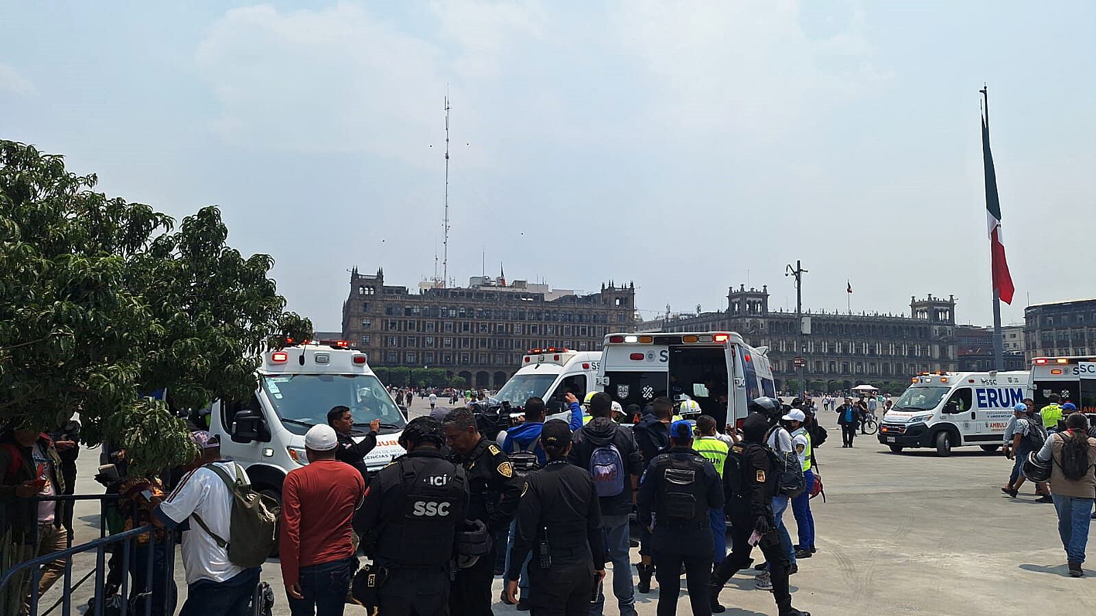 Ataque por parte de estudiantes de Ayotzinapa contra el Palacio Nacional en Ciudad de México. Foto: EFE/ Madla Hartz