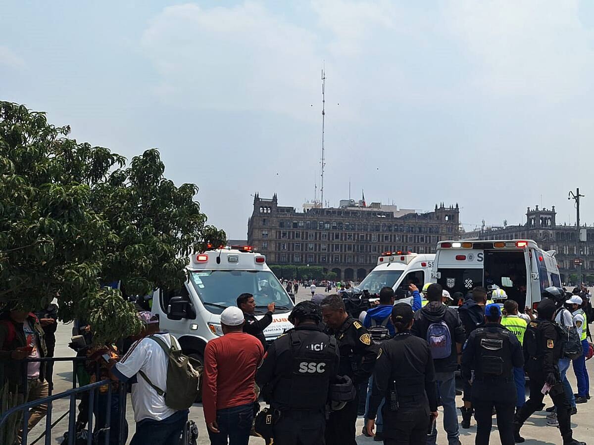 Ataque de estudiantes de Ayotzinapa al Palacio Nacional de México deja 26 policías heridos