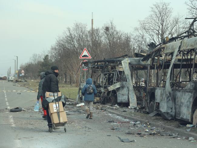 Foto de referencia de la salida de refugiados de Mariúpol, en Ucrania, tras los ataques rusos. (Photo by Leon Klein/Anadolu Agency via Getty Images)