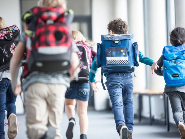 Imagen de referencia de niños en colegio. Foto: Getty Images.
