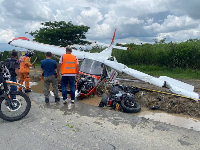 Avioneta sufre falla en el motor y se estrella contra un motociclista en Valle del Cauca. Foto: Suministrada.