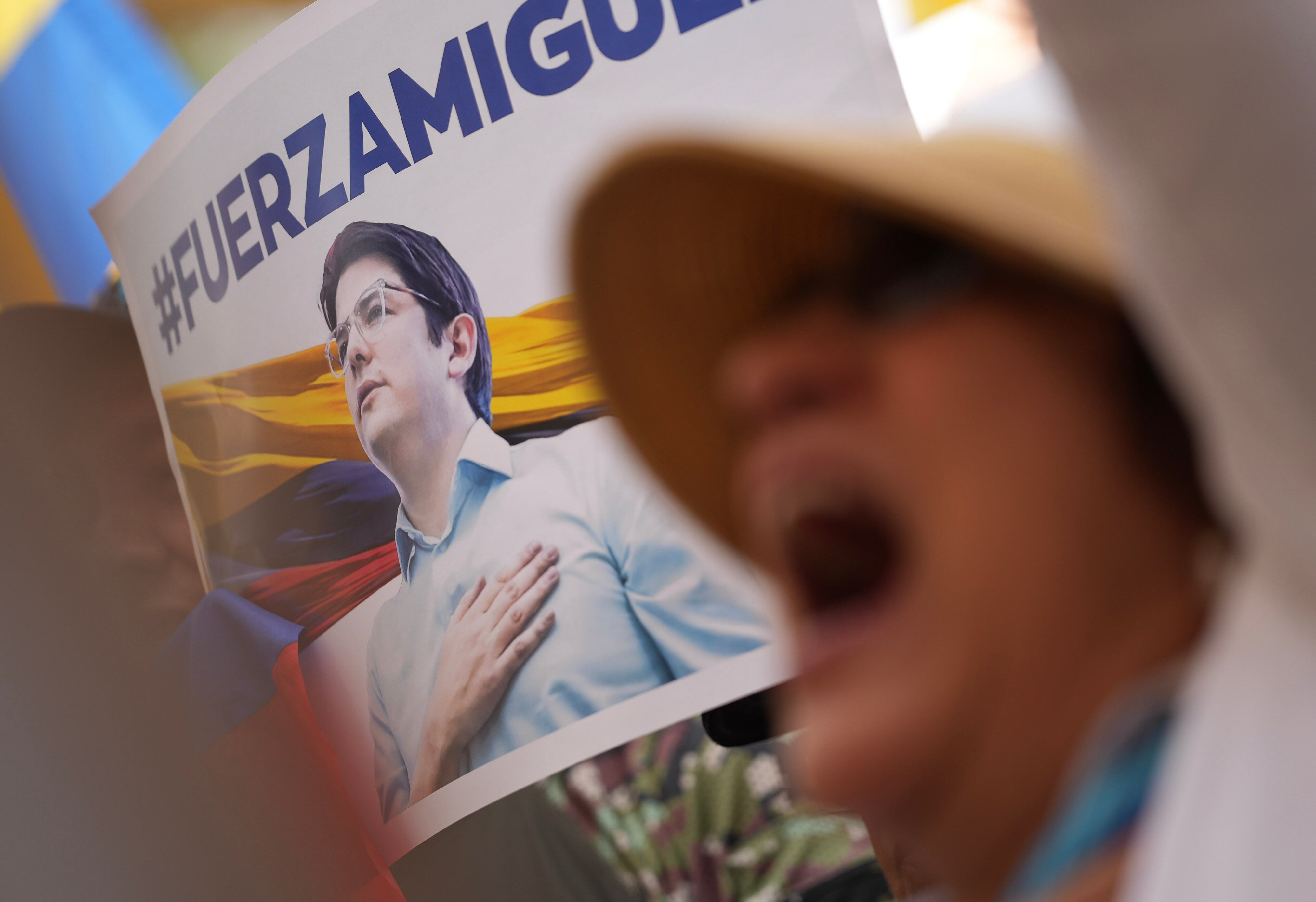 Cartel en apoyo a Miguel Uribe. Foto: EFE/Ernesto Guzmán