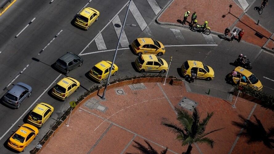 Denuncian taxistas que adulteran taxímetros con una aplicación. Foto: Colprensa/Mauricio Alvarado