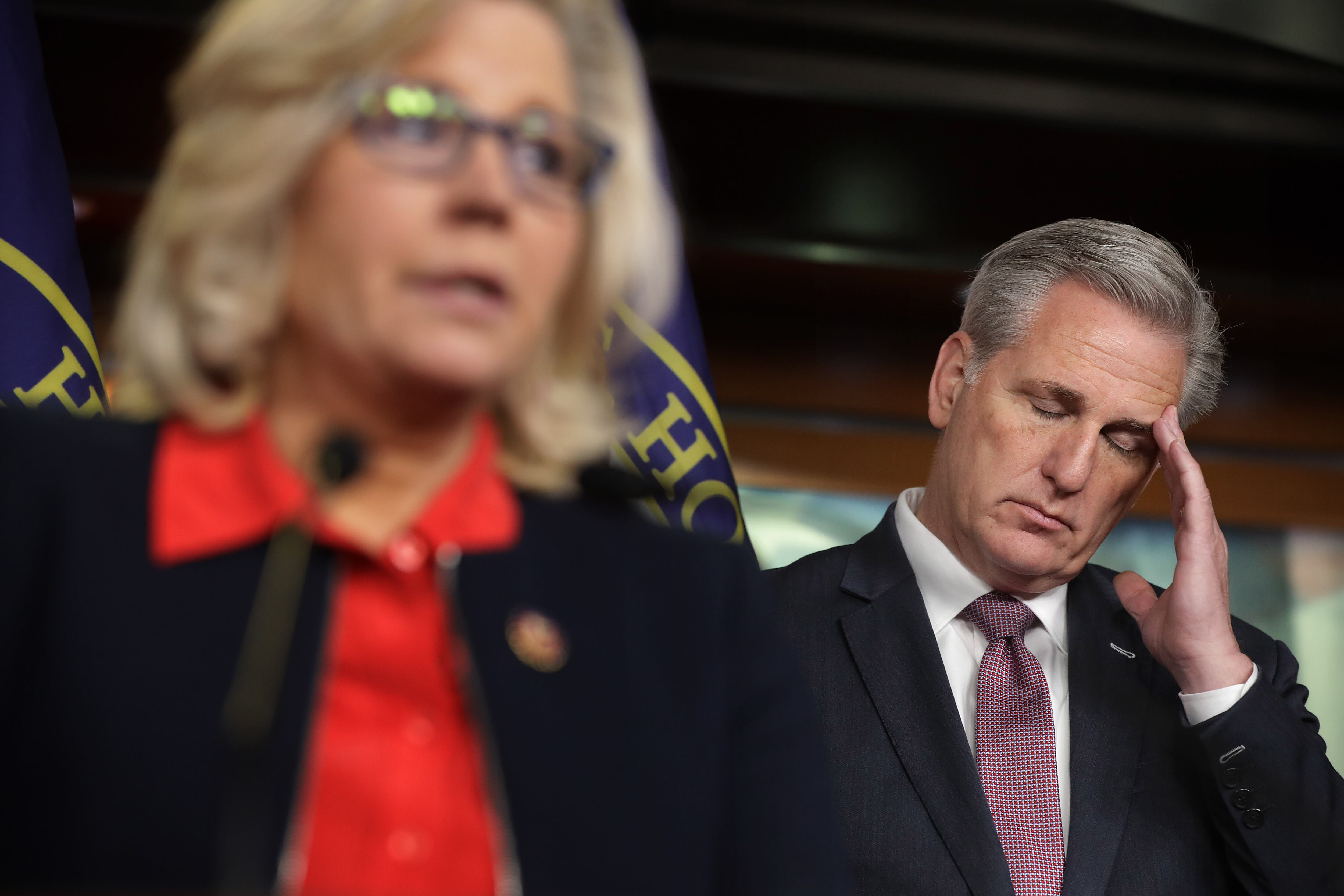 El líder de la minoría de la Cámara Kevin McCarthy escucha a la presidenta de la Conferencia Republicana de la Cámara, la representante Liz Cheney (R-WY) durante una conferencia de prensa luego de una reunión del caucus en el Centro de Visitantes del Capitolio de EE. UU. Photo by Chip Somodevilla/Getty Images.