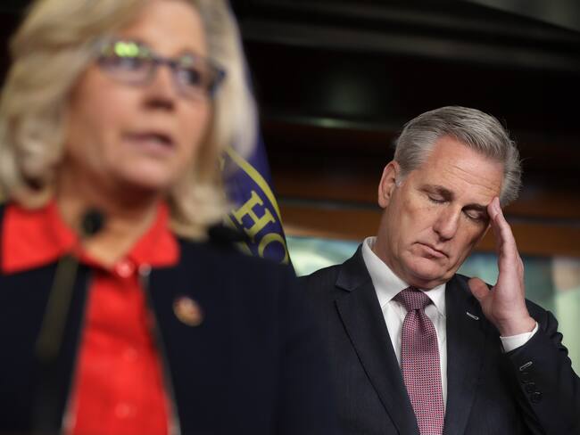 El líder de la minoría de la Cámara Kevin McCarthy escucha a la presidenta de la Conferencia Republicana de la Cámara, la representante Liz Cheney (R-WY) durante una conferencia de prensa luego de una reunión del caucus en el Centro de Visitantes del Capitolio de EE. UU. Photo by Chip Somodevilla/Getty Images.