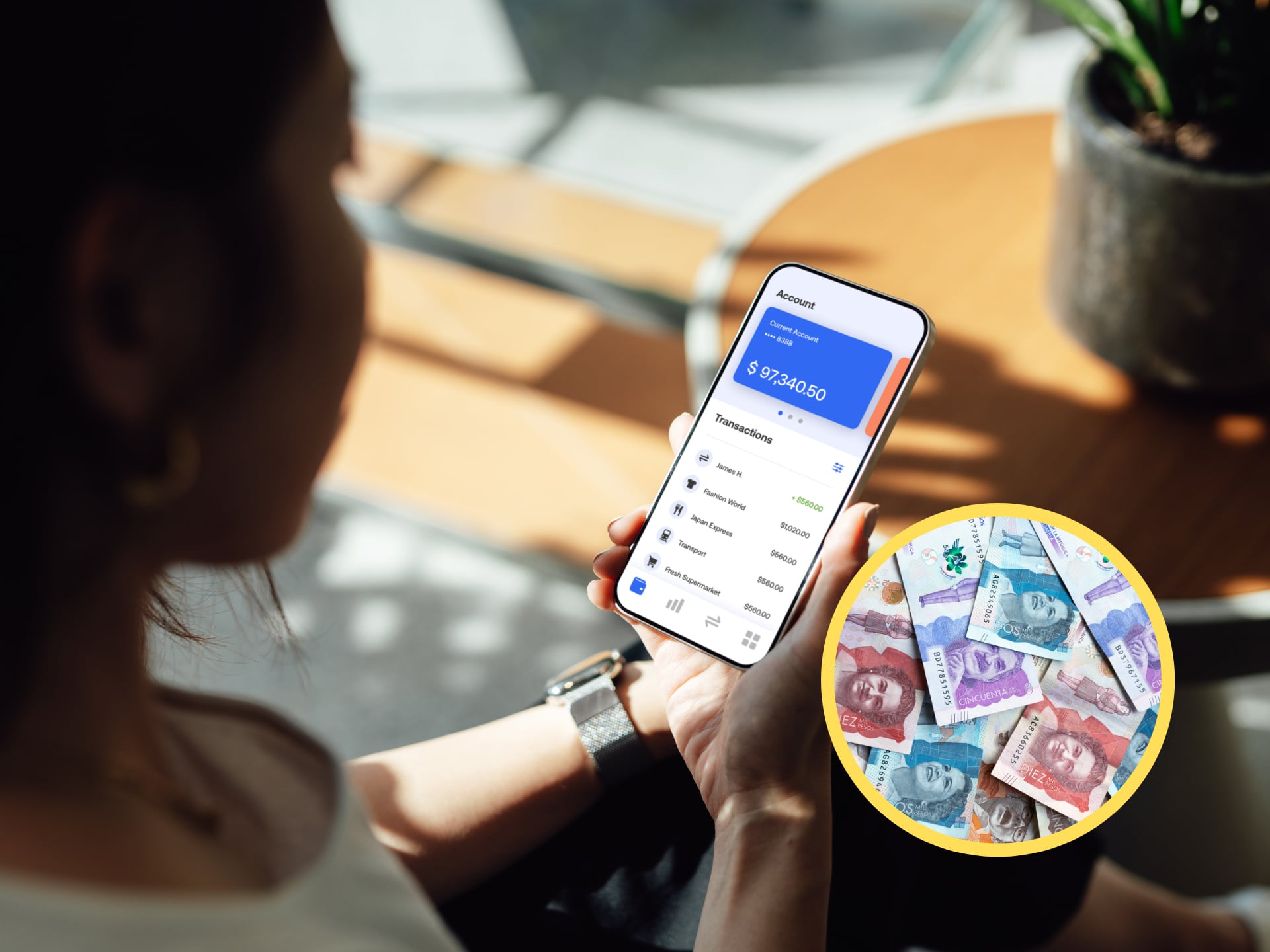 Persona usando celular para revisar su aplicación de banco, junto a dinero colombiano (GettyImages)