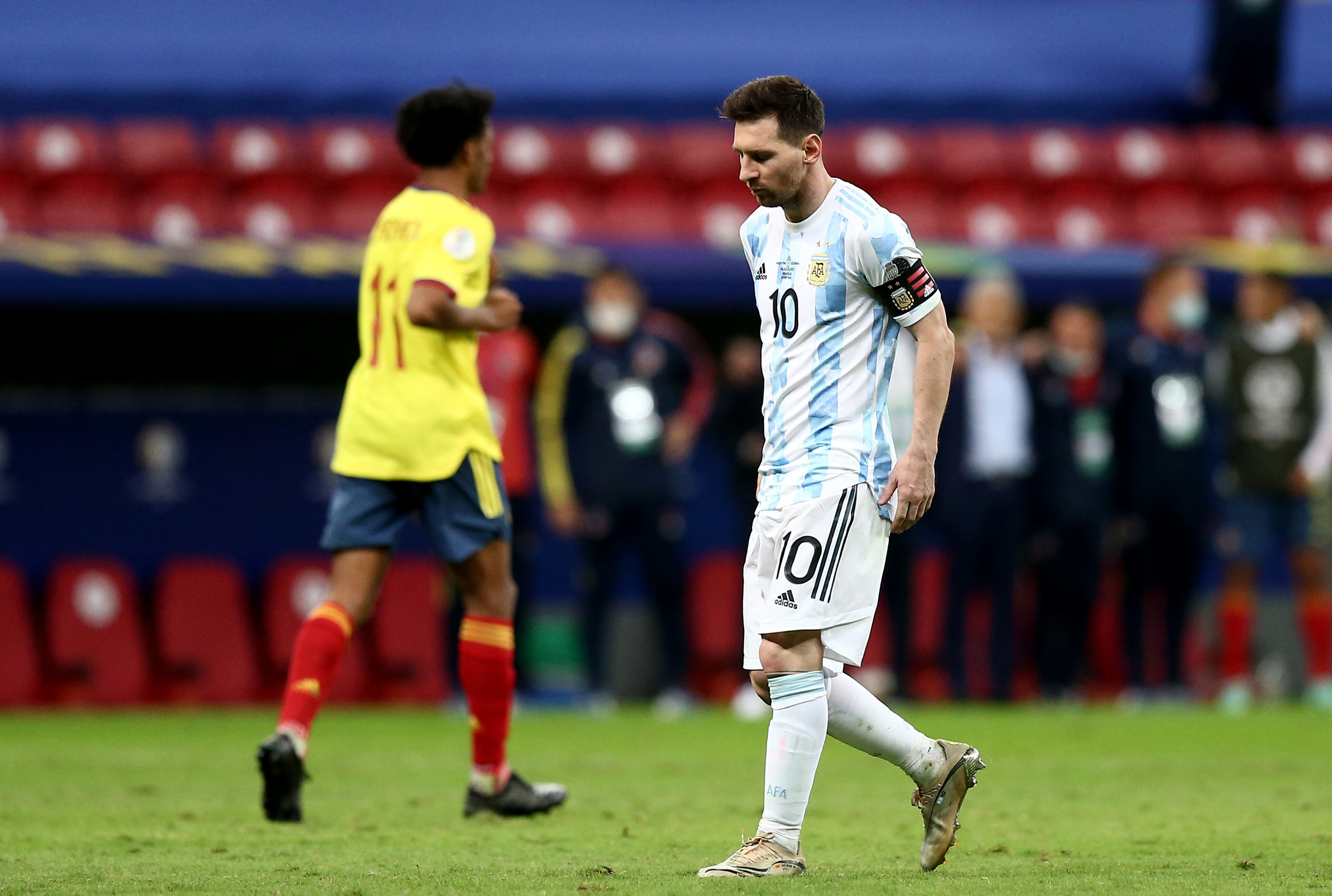 BRASILIA, BRAZIL - JULY 06: Lionel Messi of Argentina and Juan Cuadrado of Colombia during a Penalty Shootout ,in the Semifinal match between Argentina and Colombia as part of Conmebol Copa America Brazil 2021 at Mane Garrincha Stadium on July 6, 2021 in Brasilia, Brazil. (Photo by MB Media/Getty Images)