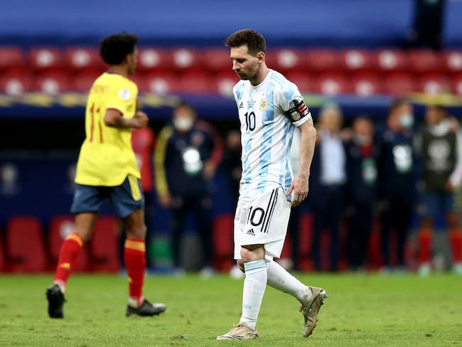 BRASILIA, BRAZIL - JULY 06: Lionel Messi of Argentina and Juan Cuadrado of Colombia during a Penalty Shootout ,in the Semifinal match between Argentina and Colombia as part of Conmebol Copa America Brazil 2021 at Mane Garrincha Stadium on July 6, 2021 in Brasilia, Brazil. (Photo by MB Media/Getty Images)