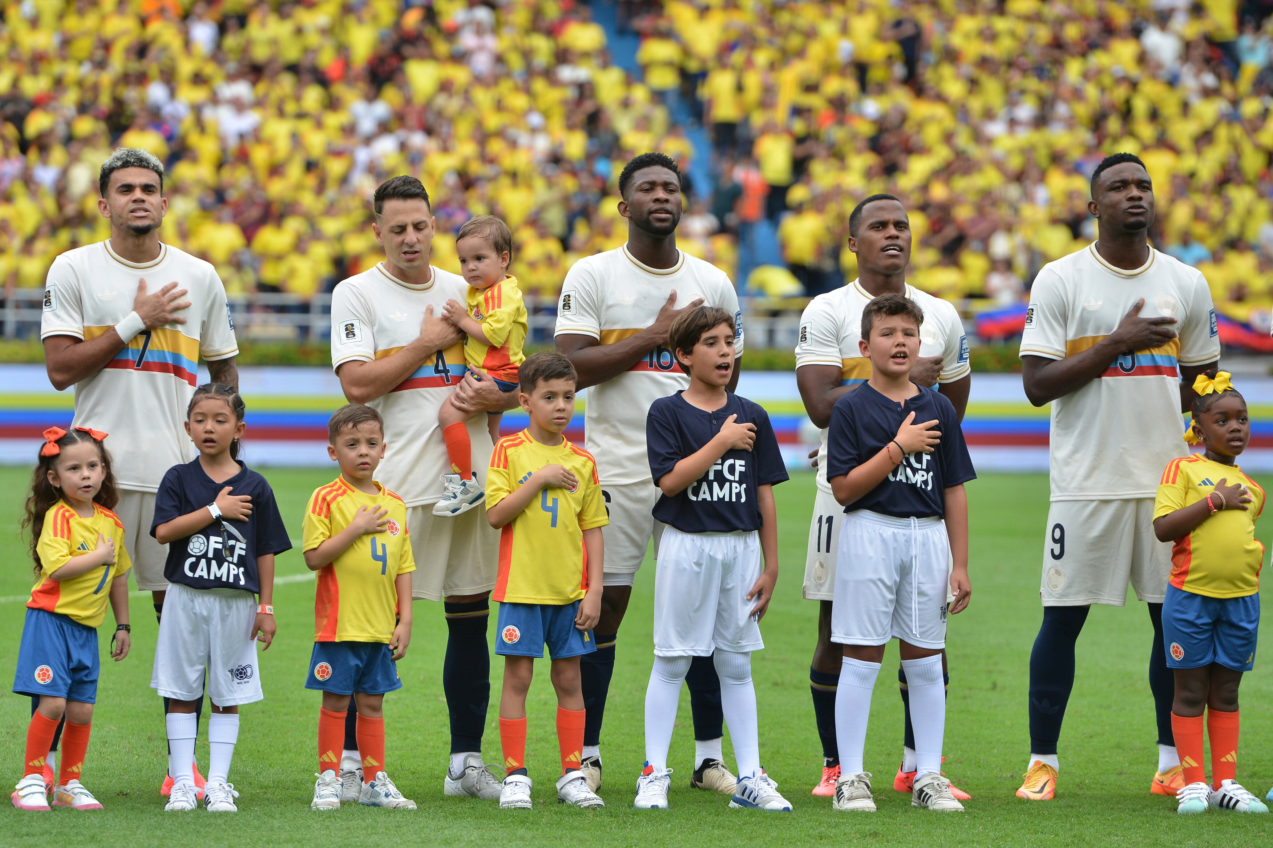 Jugadores de la Selección Colombia cantan el himno nacional previo a un partido por Eliminatorias al Mundial 2026. FOTO: Gabriel Aponte/Getty Images