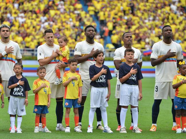 Jugadores de la Selección Colombia cantan el himno nacional previo a un partido por Eliminatorias al Mundial 2026. FOTO: Gabriel Aponte/Getty Images