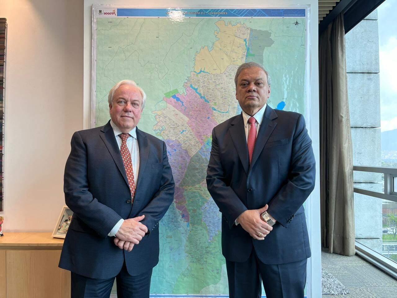 Los presidentes de la Confederación de Cámaras de Comercio, Confecámaras, Julián Domínguez (izquierda) y de la Cámara de Comercio de Bogotá, Ovidio Claros (derecha(. Foto: Twitter Ovidio Claros.