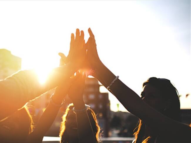 ¿Qué tan bueno es dar la mano al saludar?