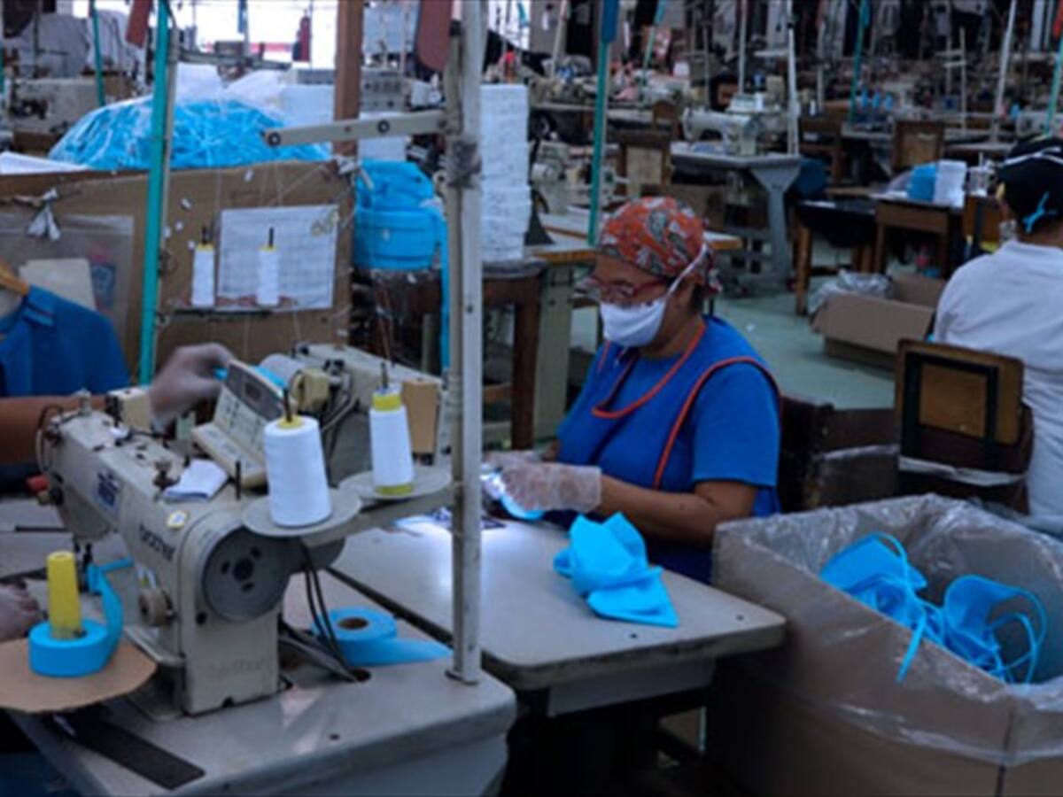 Voluntarias confeccionan 12 mil trajes para personal médico del Atlántico