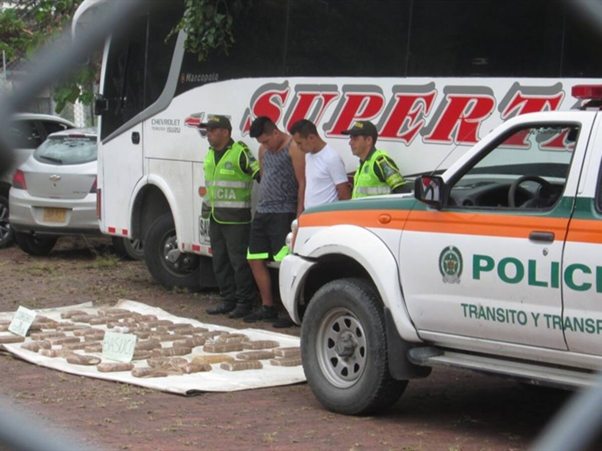 Detienen a 25 inmigrantes ilegales en bus que transportaba bazuco y cocaína