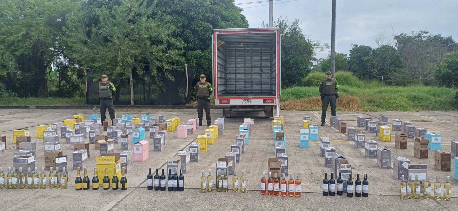 Córdoba: incautan más de 800 botellas de vino de contrabando en vía nacional. Foto: Policía Nacional.