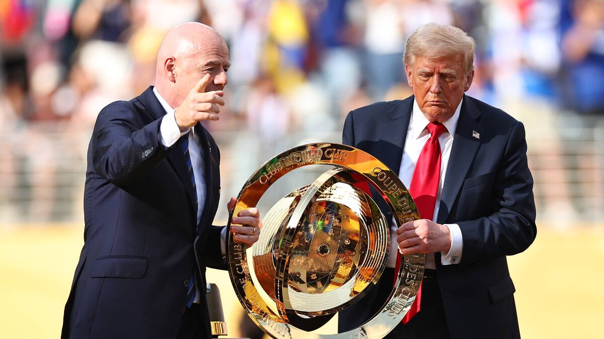 Trump entrega al Chelsea el trofeo del Mundial de Clubes