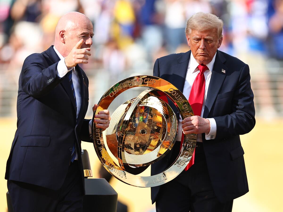 Trump entrega al Chelsea el trofeo del Mundial de Clubes