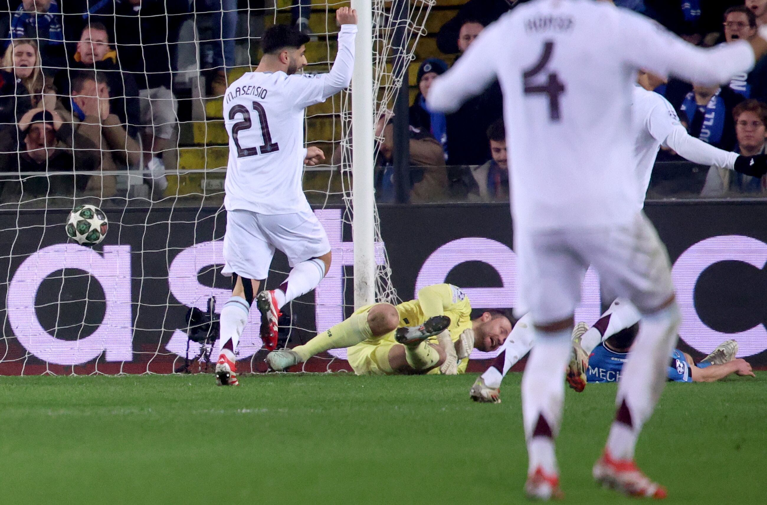 Marcos Asensio del Aston Villa, sella el marcador desde el punto penal. FOTO: EFE/EPA/OLIVIER MATTHYS