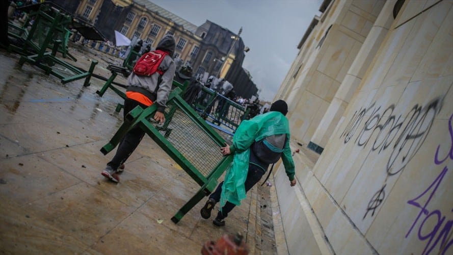 Un juez de Bogotá dejó en libertad a las 14 personas capturadas por supuestos actos de vandalismo y presuntamente planear actos terroristas durante la marcha de 28 de abril. Foto: Getty Images / JUANCHO TORRES