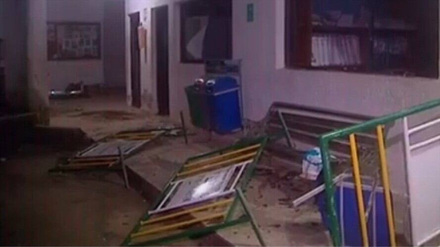 Se produjo un ataque con piedras y palos a la sede administrativa de María la Baja en medio de una protesta por las constantes fallas en el sistema de alcantarillado. Foto: Antonio Canchila (W Radio)