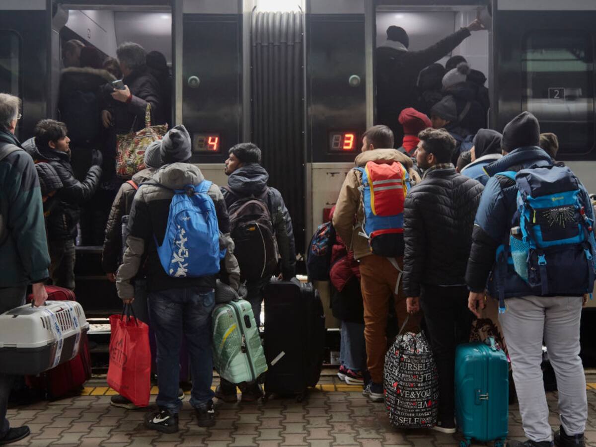 Gobierno aún evalúa el envío de un avión para evacuar a colombianos en Ucrania